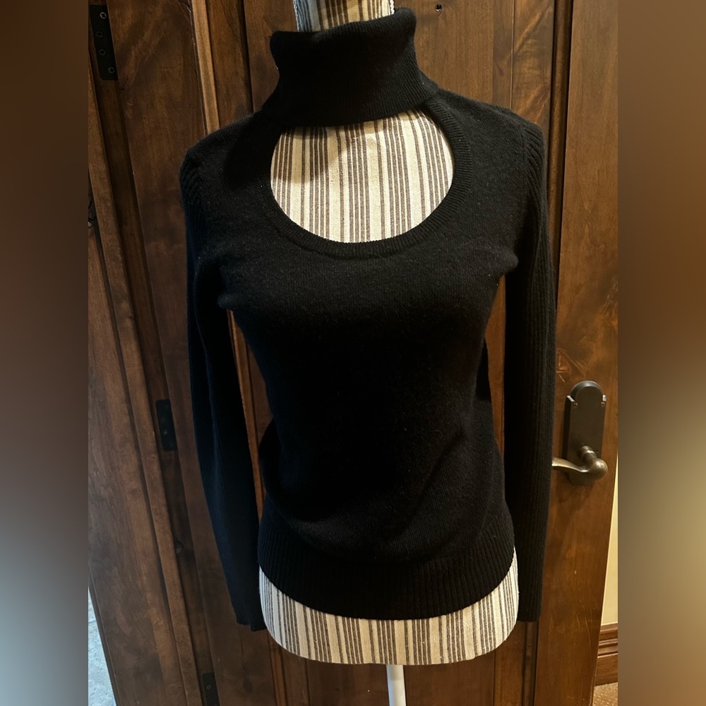 Beautiful women’s black sweater in excellent condition. Size small.